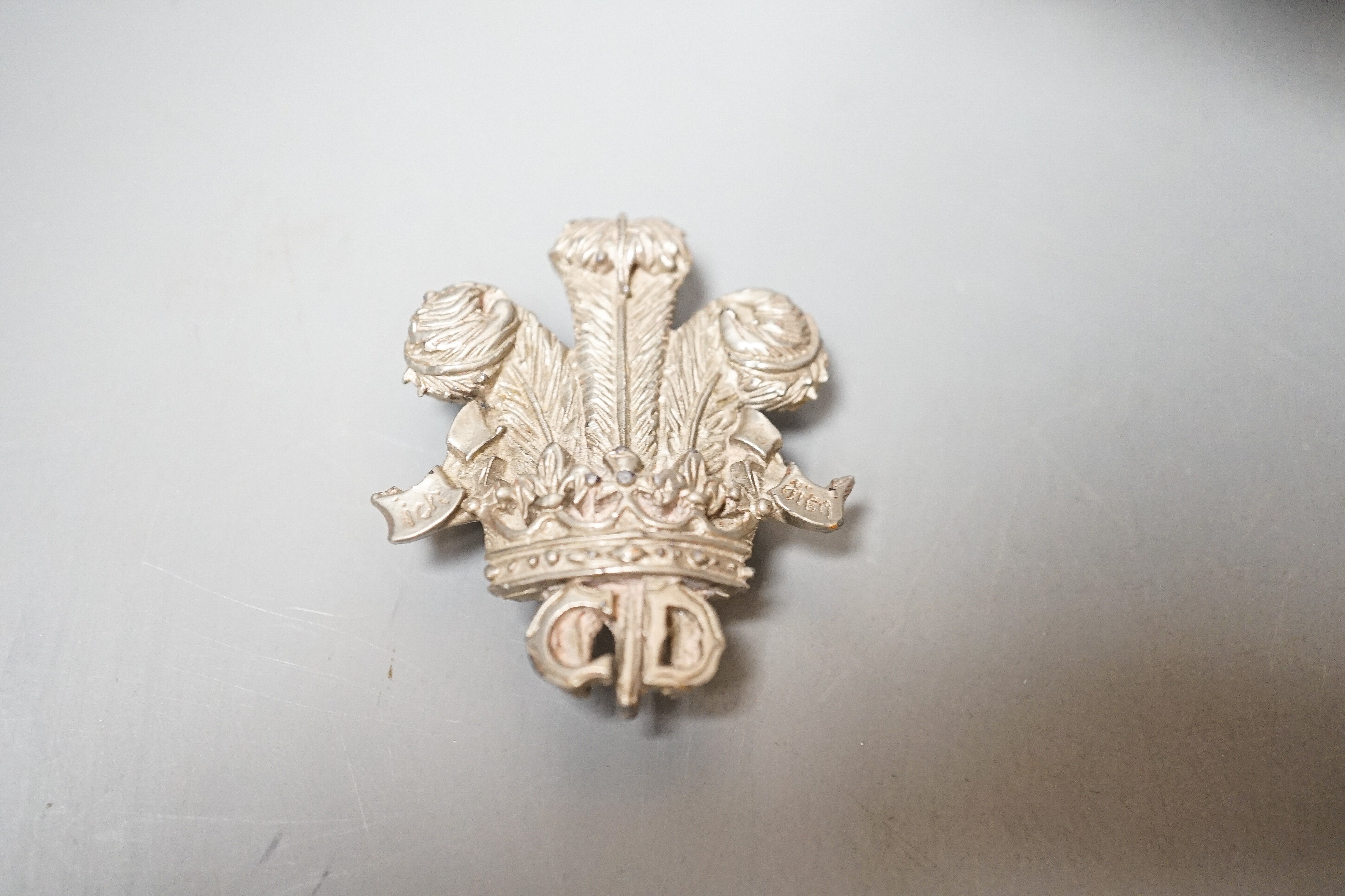 A Victorian regimental belt buckle, Prince of Wales plume, coconut cup, 13cm